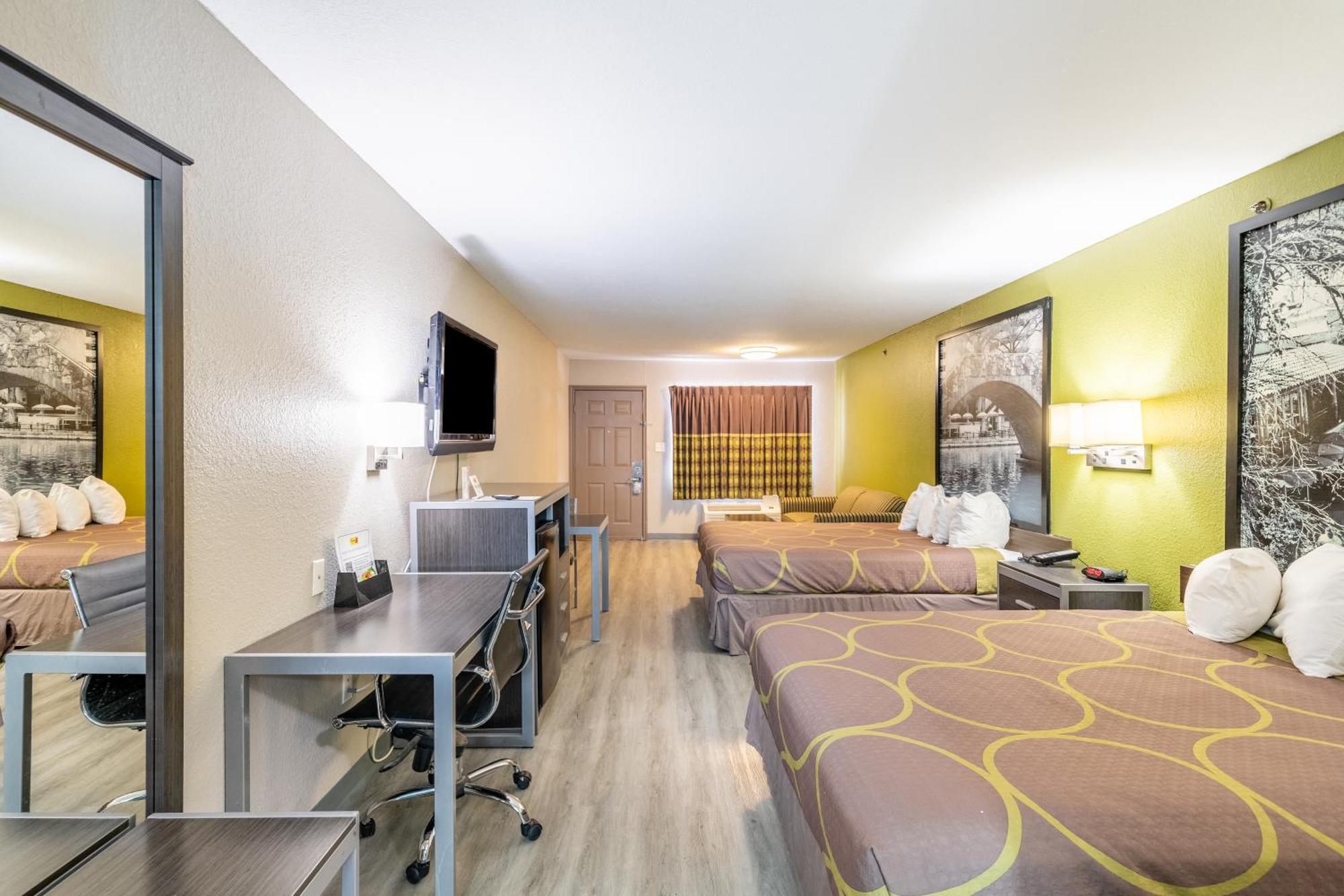 Super 8 By Wyndham San Antonio/Riverwalk Area Eksteriør billede