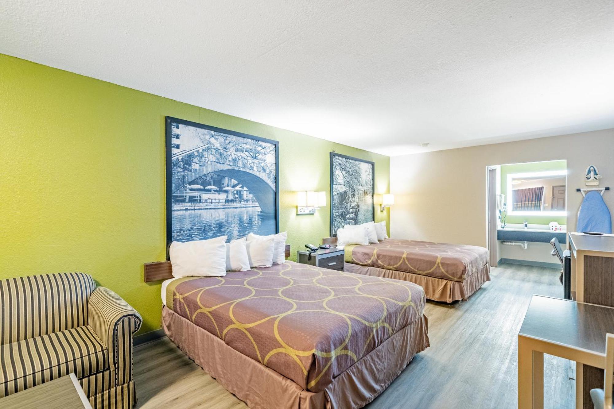 Super 8 By Wyndham San Antonio/Riverwalk Area Eksteriør billede