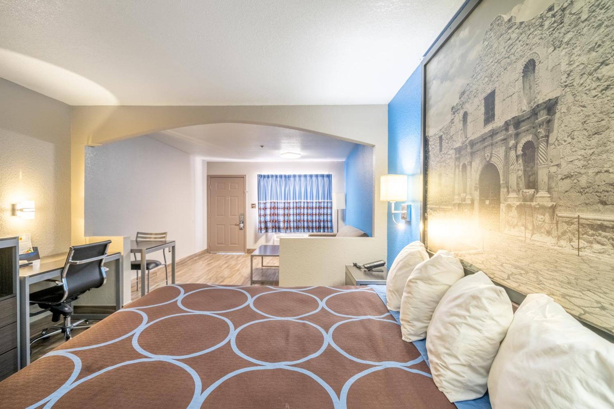 Super 8 By Wyndham San Antonio/Riverwalk Area Eksteriør billede